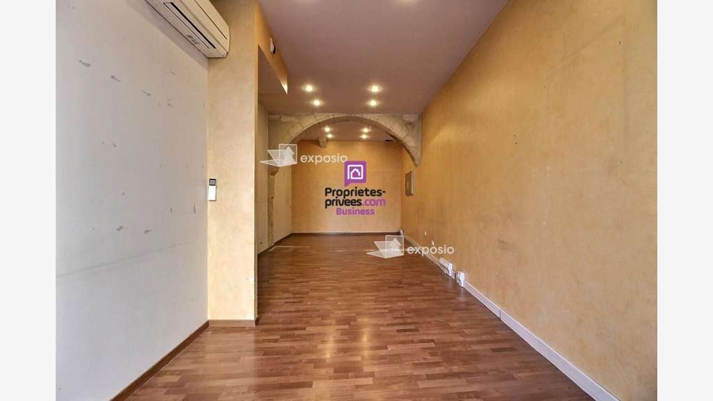 A louer local commercial 196m² à Arles la Roquette