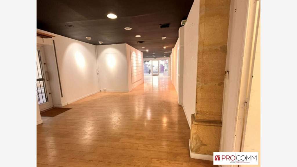 Location local commercial 111m² centre-ville Arles