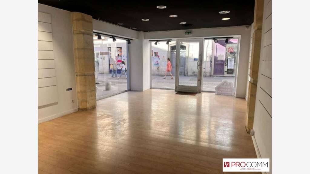 Location local commercial 111m² centre-ville Arles