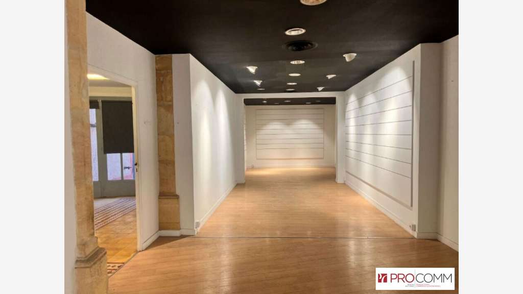 Location local commercial 111m² centre-ville Arles