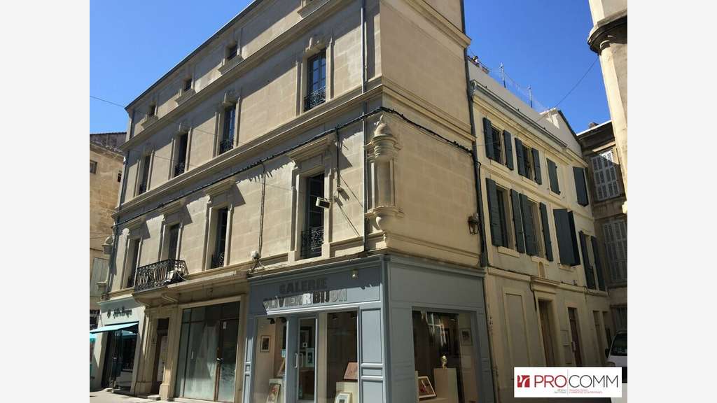 Location local commercial 111m² centre-ville Arles