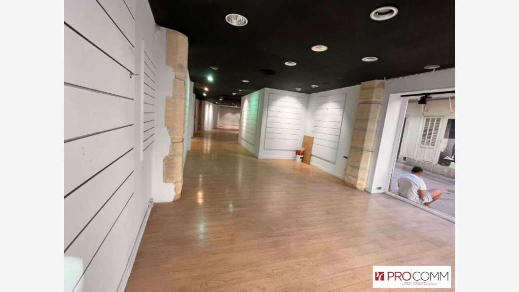 Location local commercial 111m² centre-ville Arles