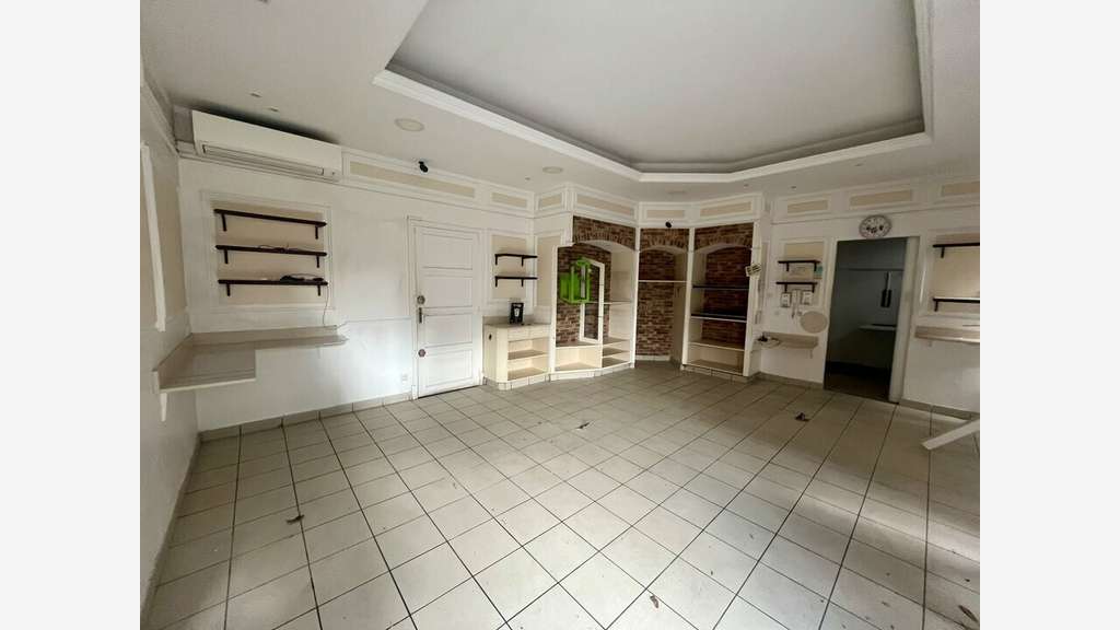 Local commercial 108m² à louer Arles Trinquetaille