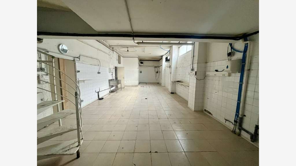 Local commercial 108m² à louer Arles Trinquetaille