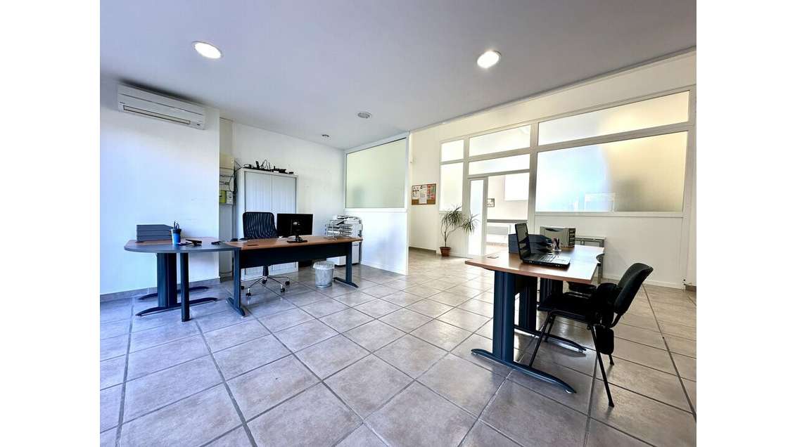 Local commercial de 72m² à louer à Arles