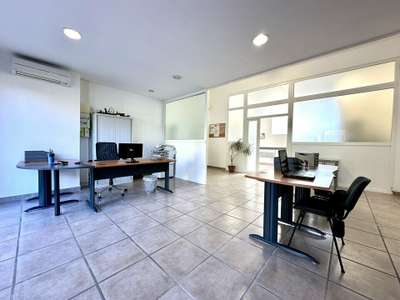 Local commercial de 72m² à louer à Arles