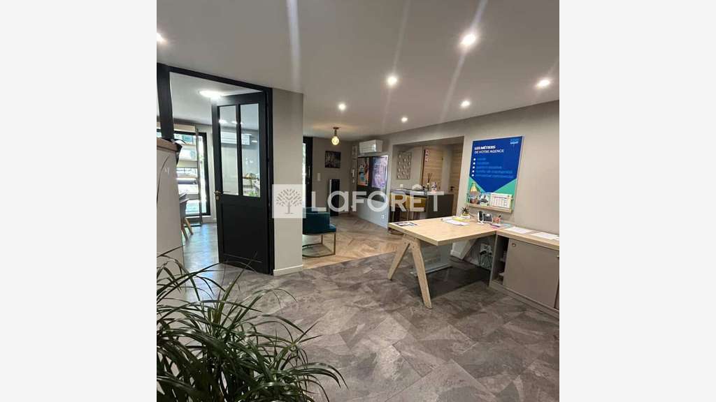 Location galerie lumineuse de 55m² en centre Arles