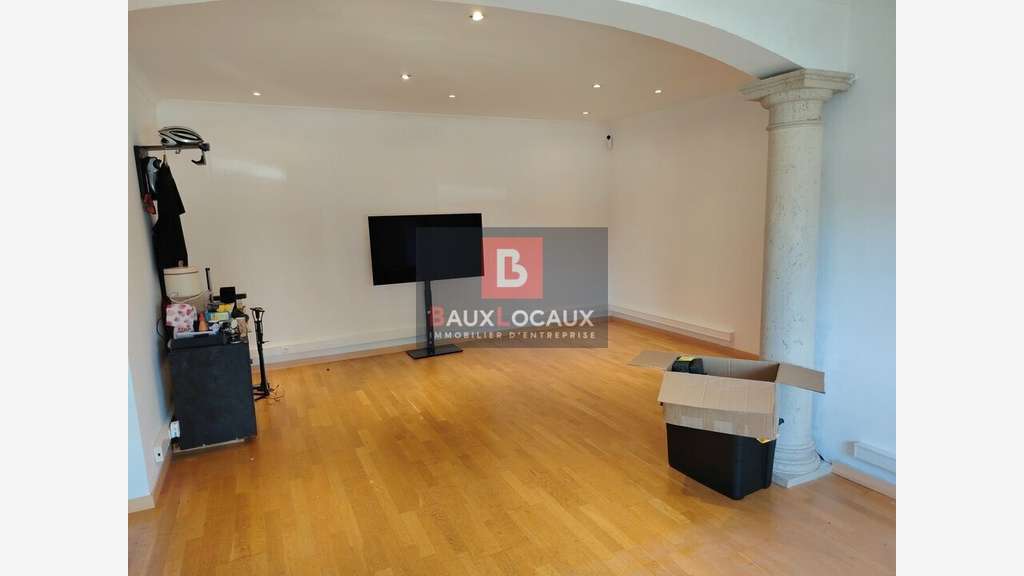 Location local commercial 82m² avec parking Arles