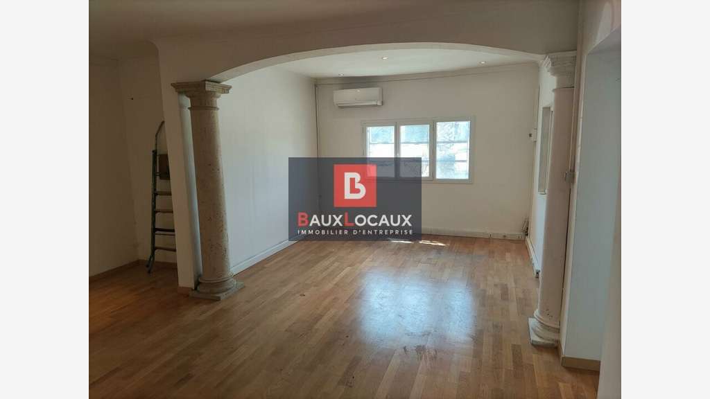 Location local commercial 82m² avec parking Arles