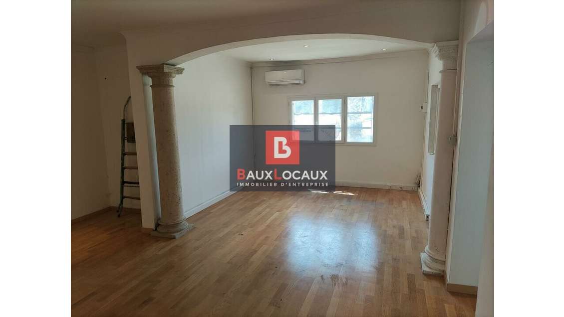 Location local commercial 82m² avec parking Arles