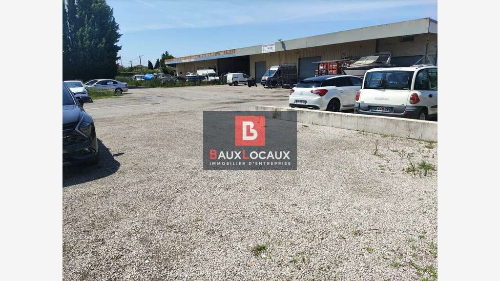 Location local commercial 82m² avec parking Arles
