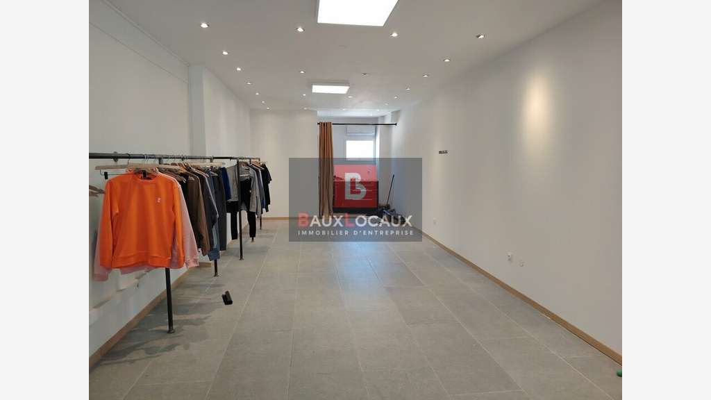 Location local commercial 82m² avec parking Arles