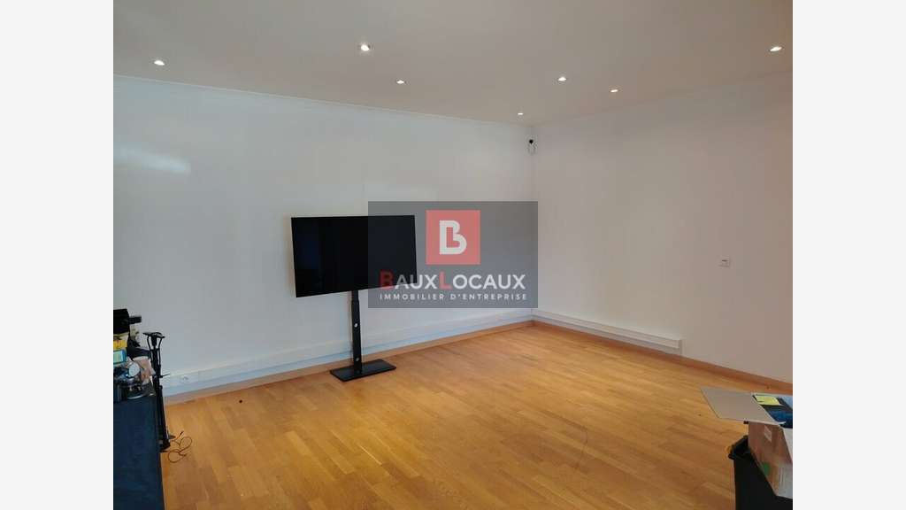 Location local commercial 82m² avec parking Arles
