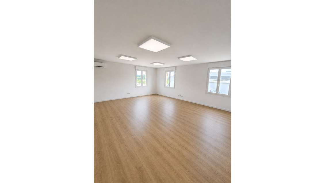 Location bureaux professionnels 140m² ZA Fourques