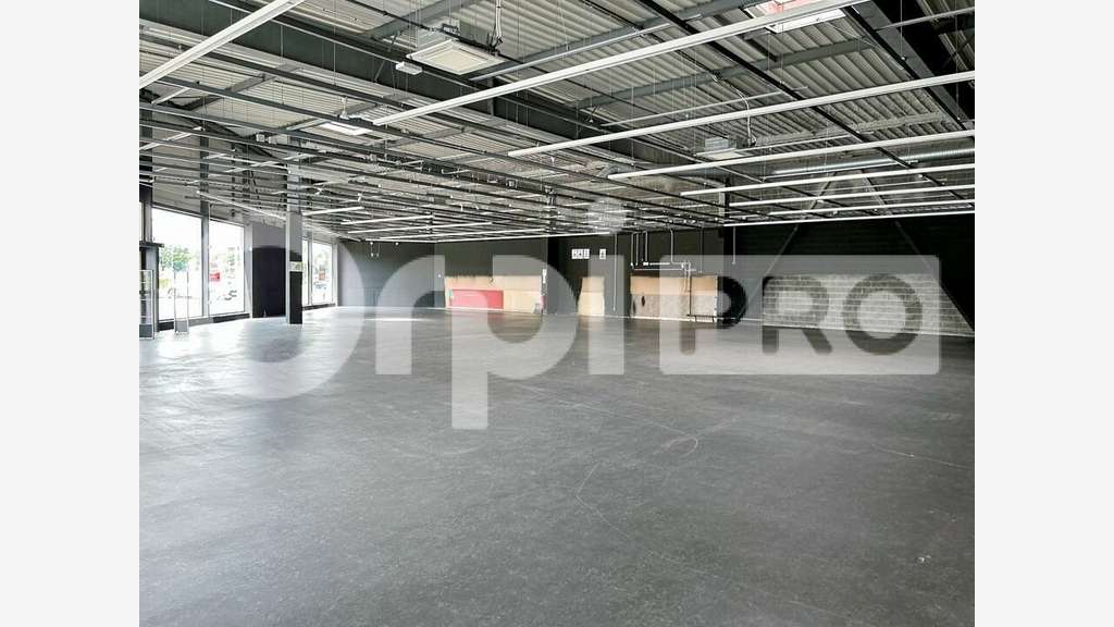Loue cellule commerciale 660m² en centre cial 62