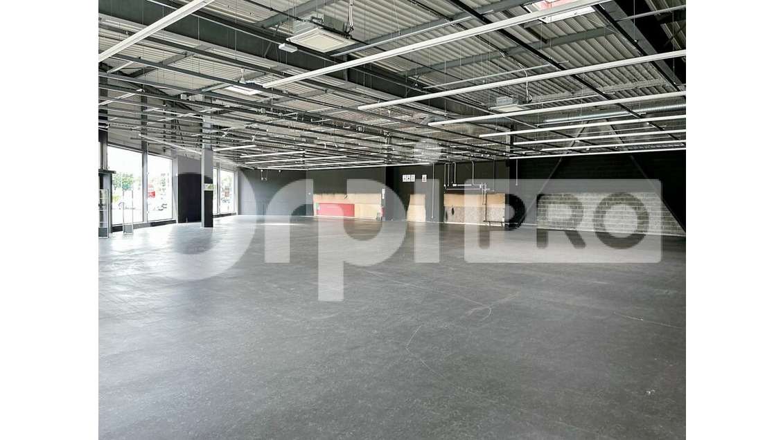 Loue cellule commerciale 660m² en centre cial 62