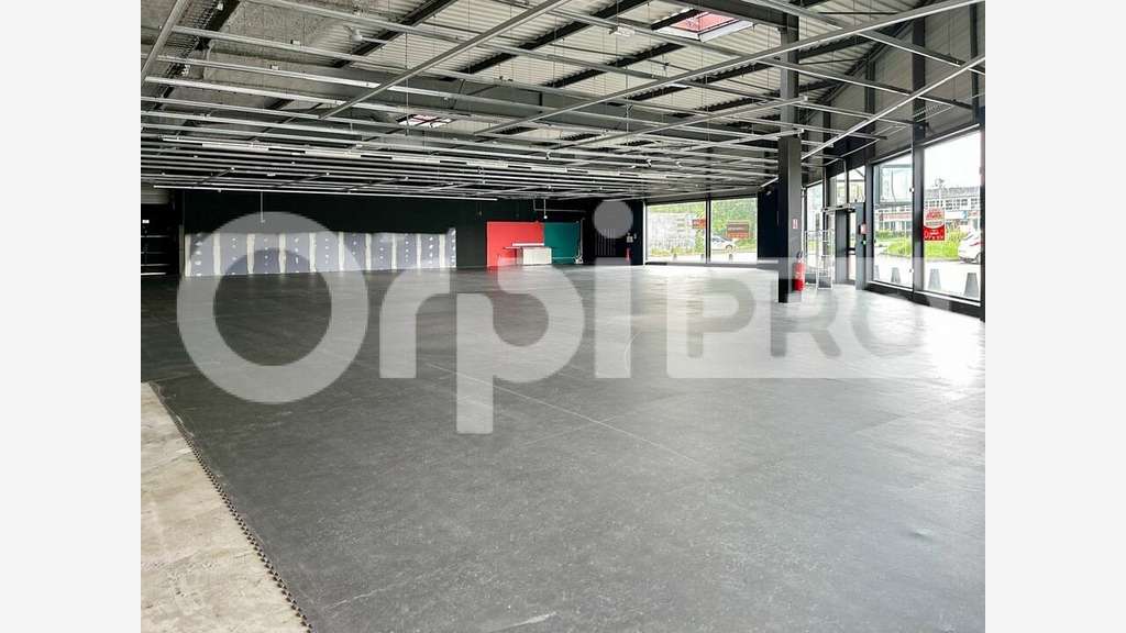 Loue cellule commerciale 660m² en centre cial 62