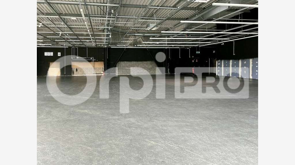 Loue cellule commerciale 660m² en centre cial 62