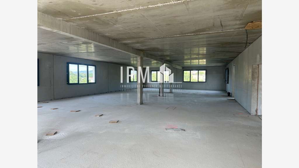 A louer bureaux 300m² Zone Commerciale à Aubagne