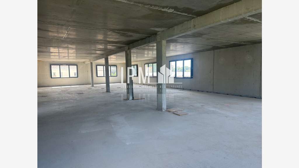 A louer bureaux 300m² Zone Commerciale à Aubagne