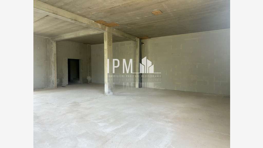 A louer local commercial 121m² Zone Comm Aubagne