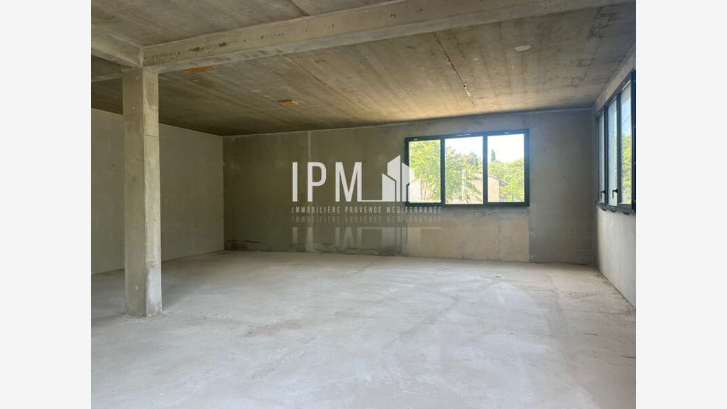 A louer local commercial 121m² Zone Comm Aubagne