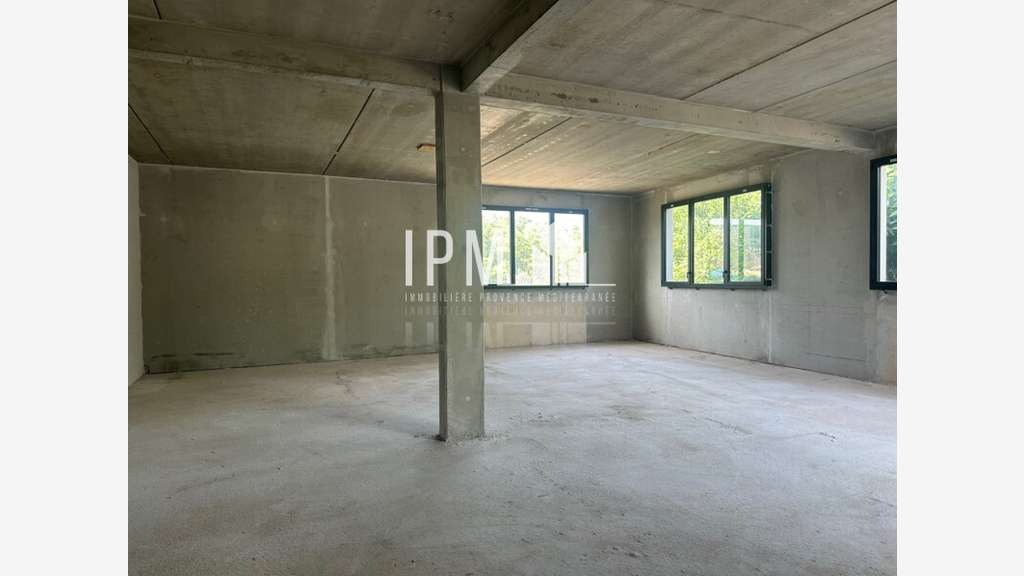 A louer local commercial 121m² Zone Comm Aubagne