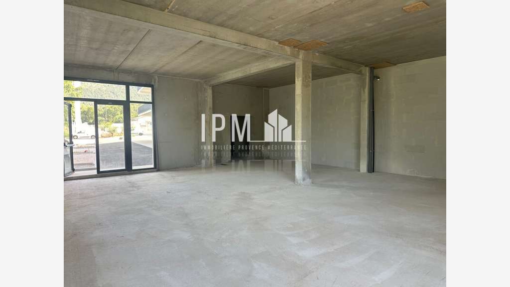A louer local commercial 121m² Zone Comm Aubagne