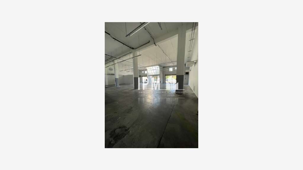 Local à louer 425 m² Aubagne 13400
