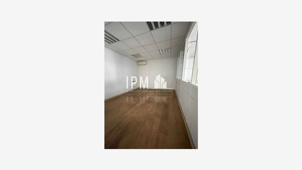 Local à louer 425 m² Aubagne 13400