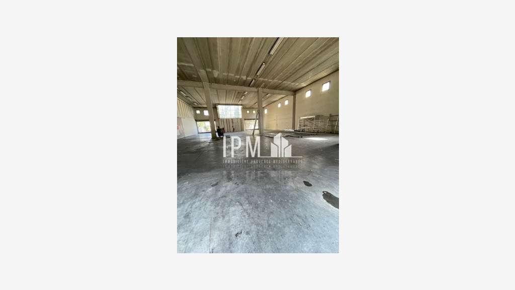 Local à louer 425 m² Aubagne 13400