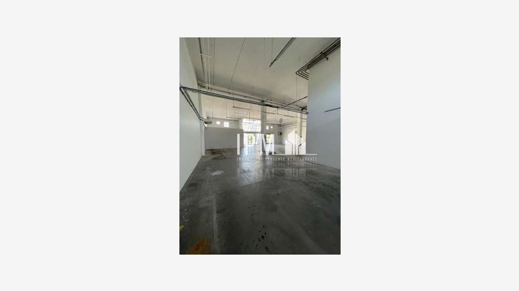 Local à louer 425 m² Aubagne 13400