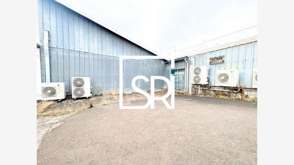 Local commercial de 1027m² à louer à Aubière