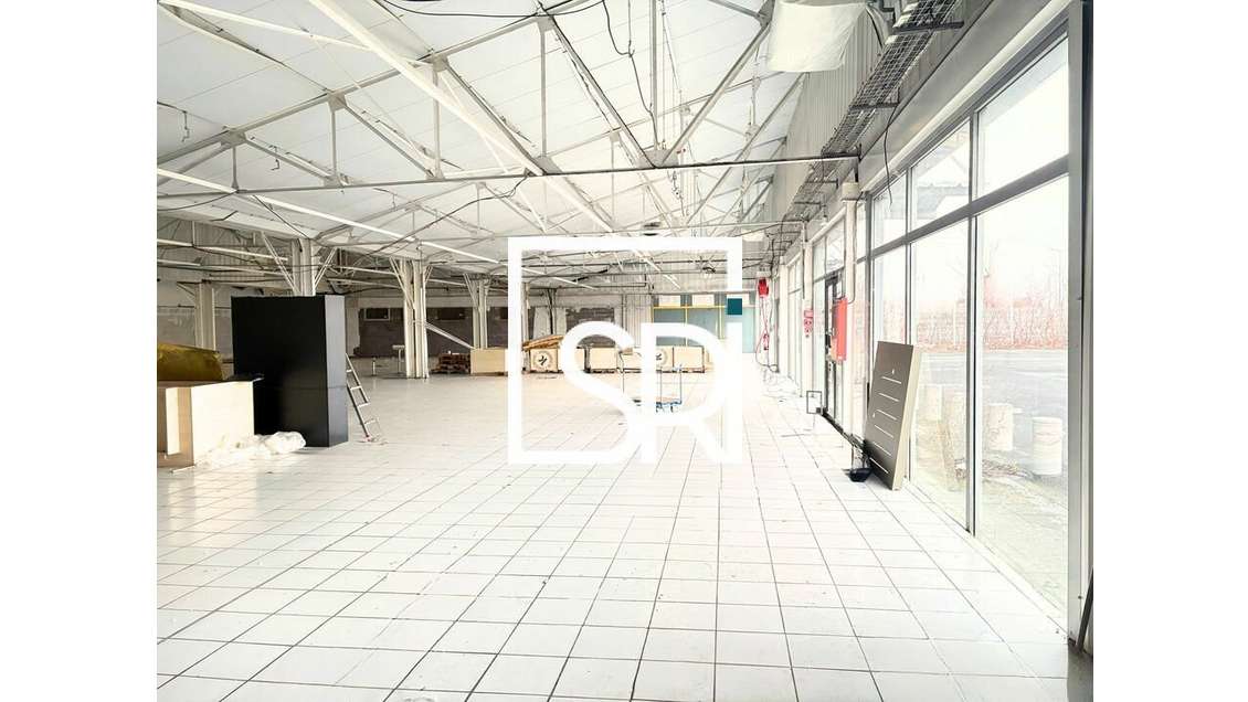 Local commercial de 1027m² à louer à Aubière