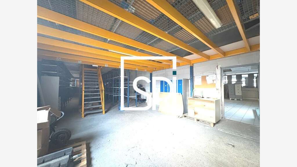 Local commercial de 1027m² à louer à Aubière
