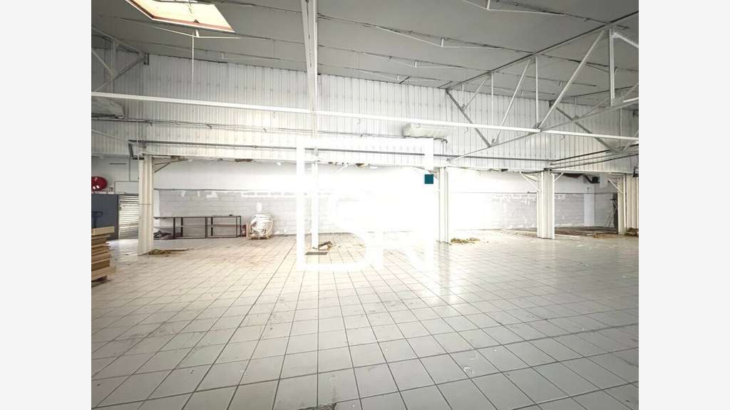 Local commercial de 1027m² à louer à Aubière