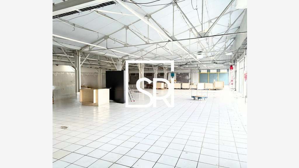 Local commercial de 1027m² à louer à Aubière