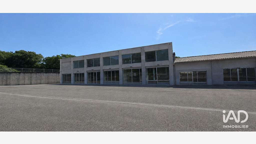 A louer local 250m² axe hyper passant à Aubignan