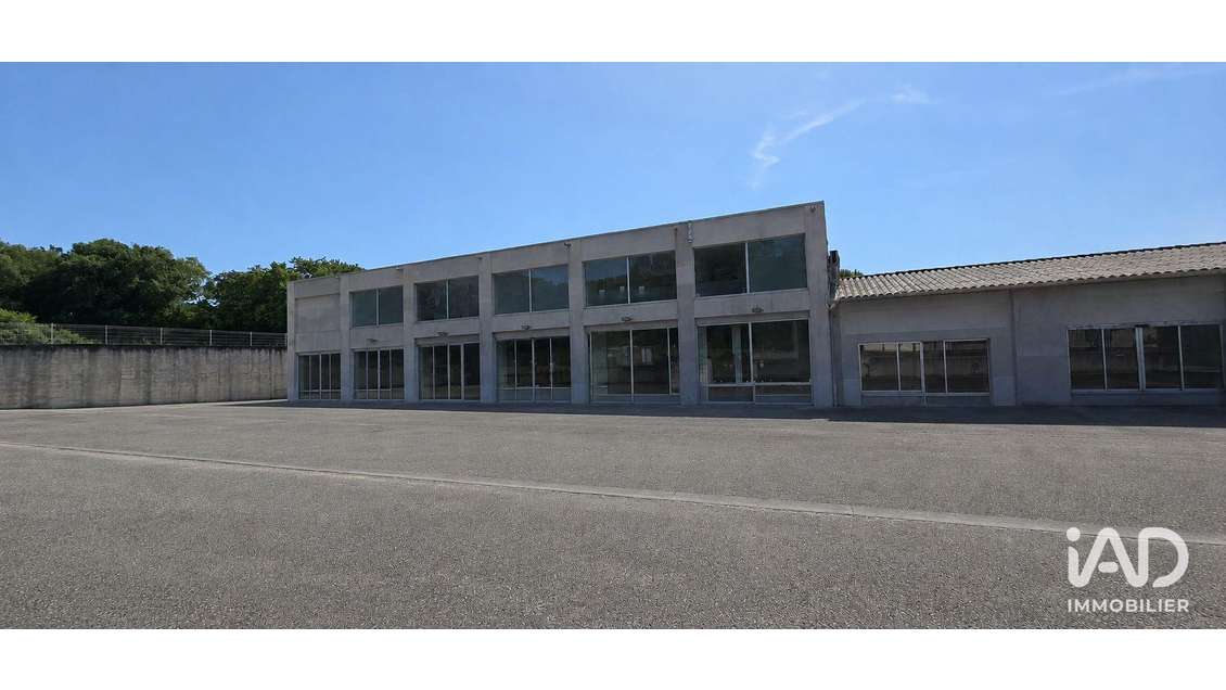 A louer local 250m² axe hyper passant à Aubignan