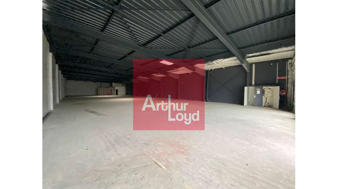 Location local commercial 740m² Auch emplac N°1