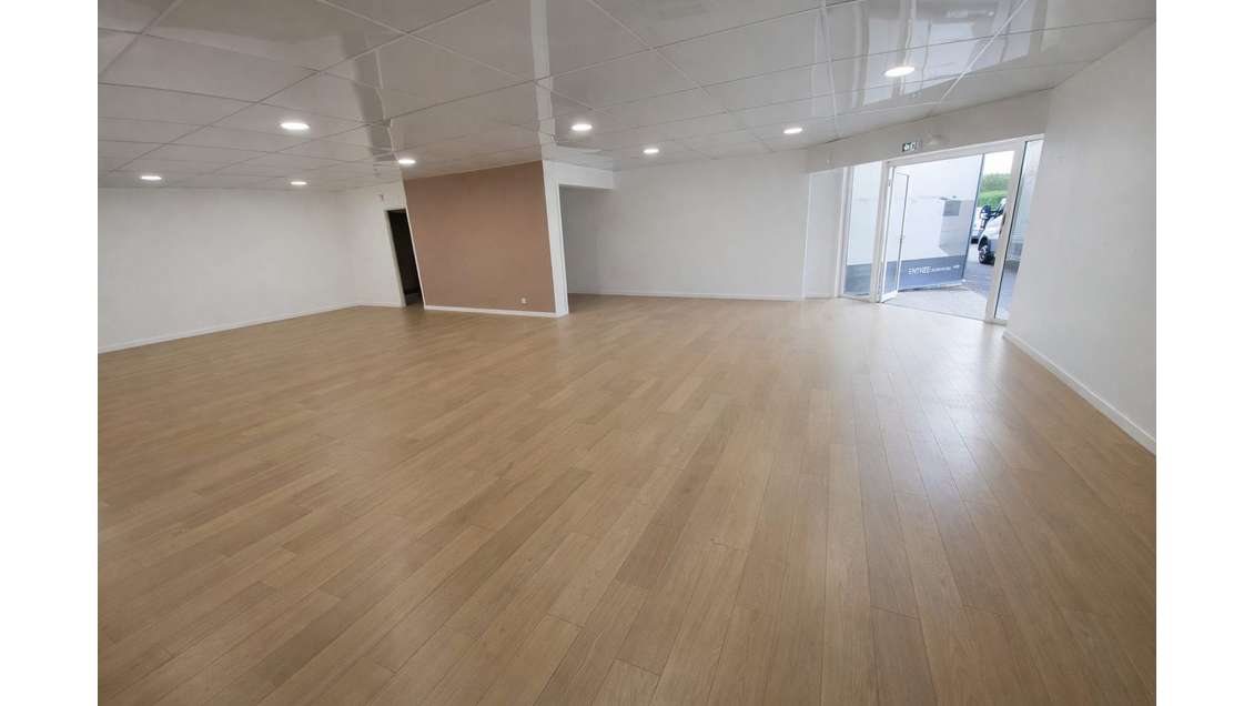 Local commercial 107m² à louer en ZA à Auray