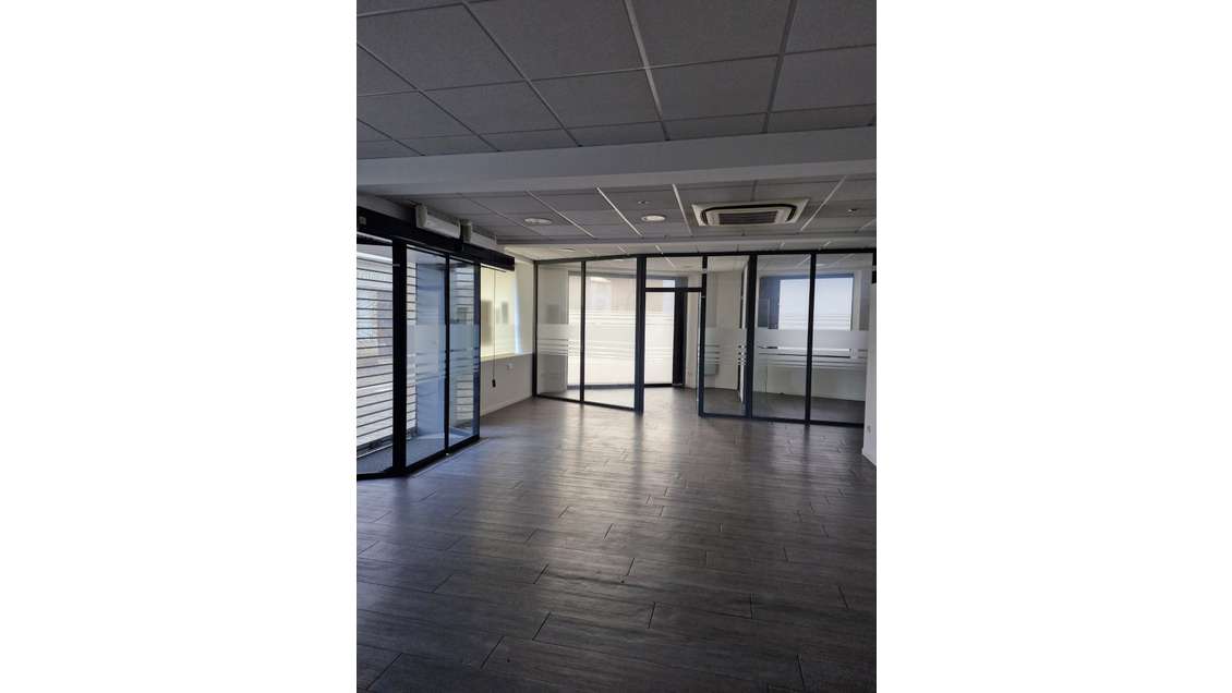 A louer local commercial 150m²  à Auray centre