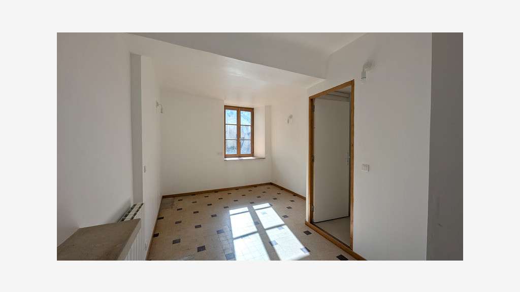 Local ancienne boucherie chevaline 40m² à Avallon