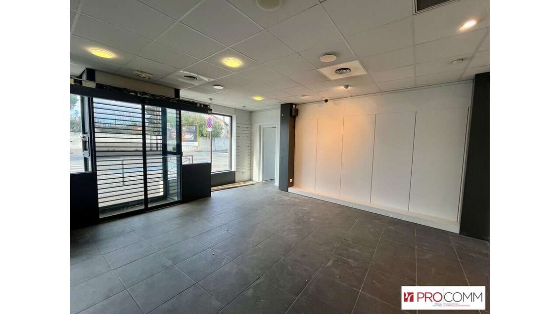 Local commercial lumineux 158m² à louer à Avignon
