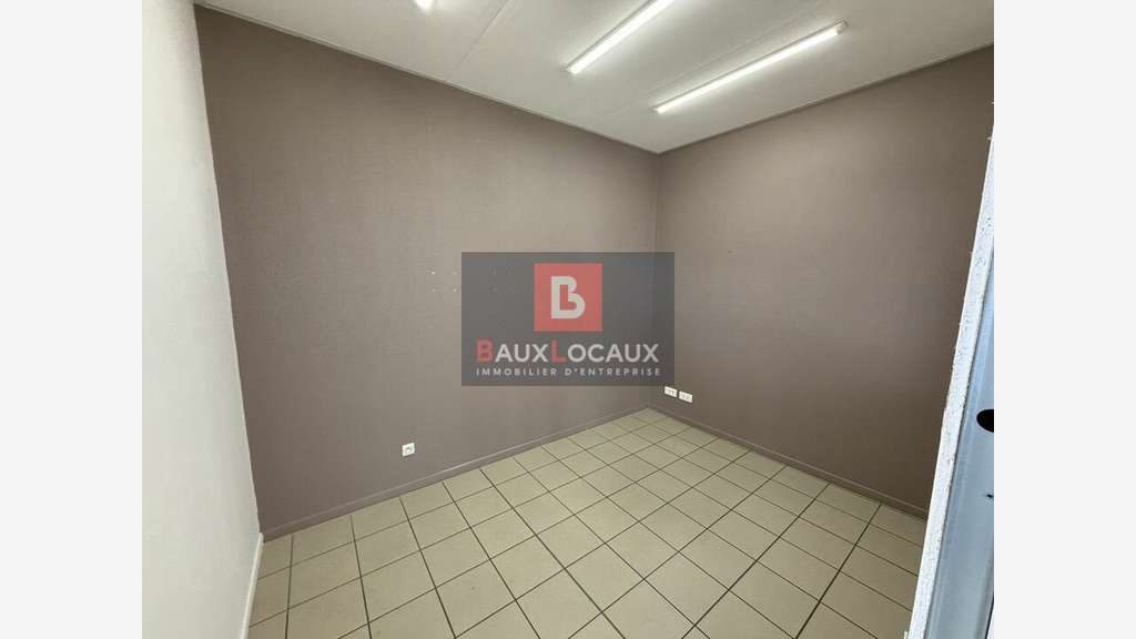 Local commercial de 472m² à louer en zc à Avignon