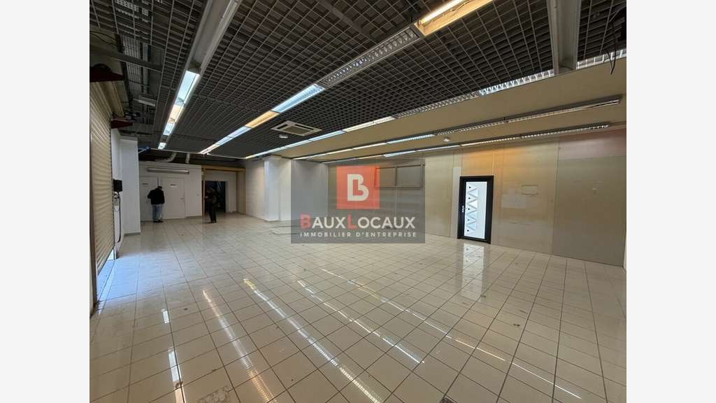 Local commercial de 472m² à louer en zc à Avignon