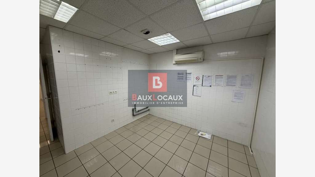 Local commercial de 472m² à louer en zc à Avignon