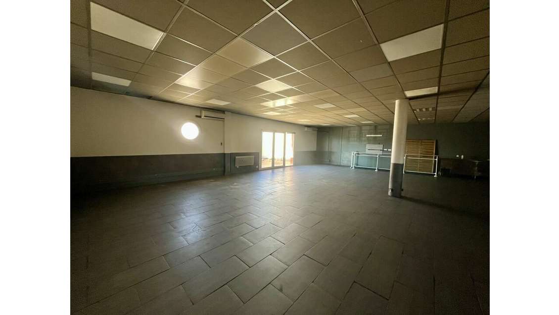 Loue local commercial 220m² à Avignon Fontcouverte