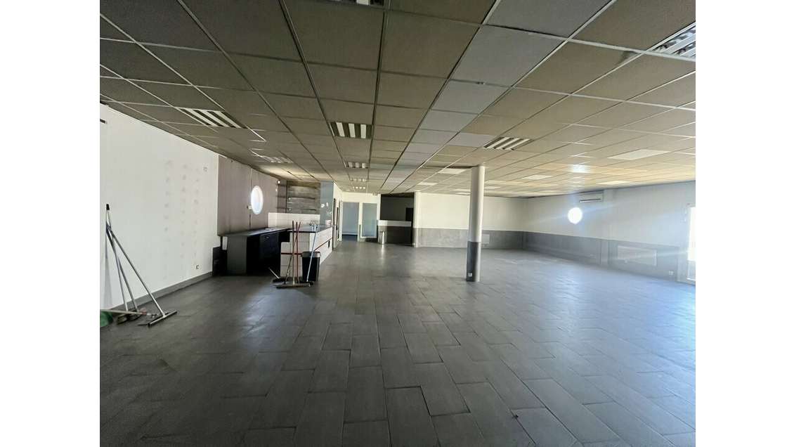 Loue local commercial 220m² à Avignon Fontcouverte