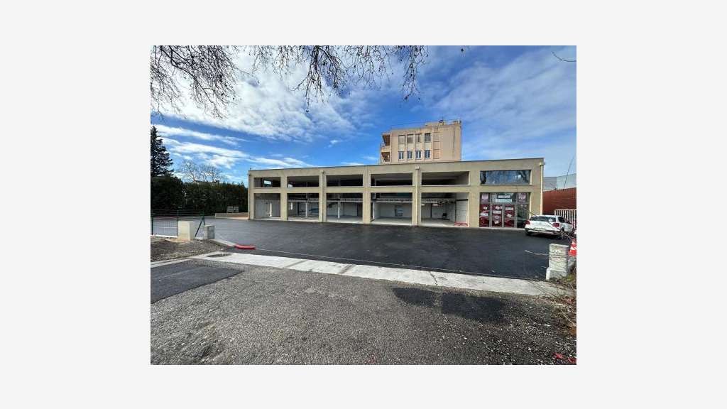 A louer local commercial 150m² axe passant Avignon